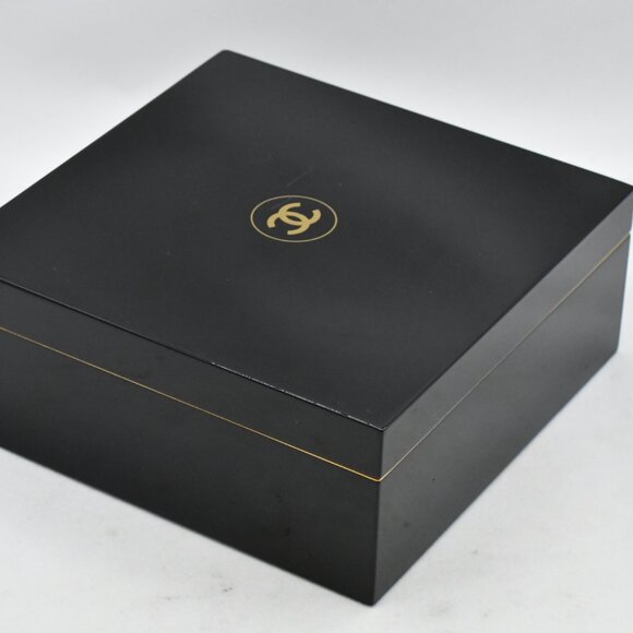 Chanel Black Sublimage Lacquered Magnetic Jewelry/Makeup Box - Picture 4 of 7
